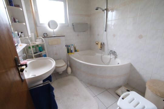 Badezimmer mit Wanne EG