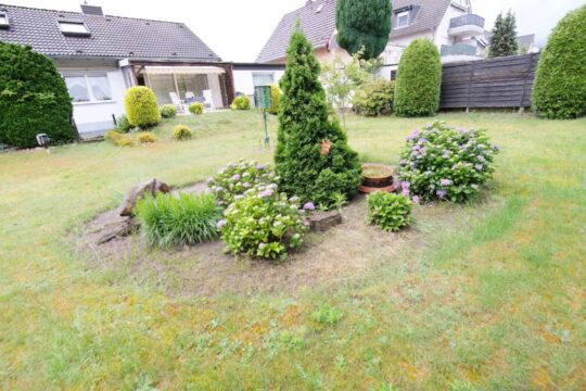 gepflegter Gartenbereich