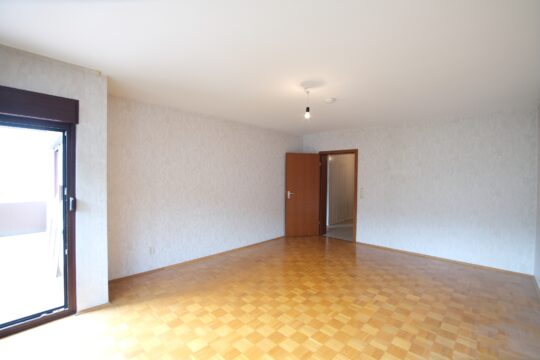 Wohnzimmer mit Balkonzugang