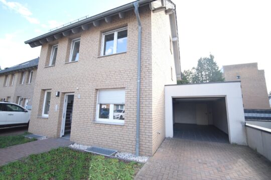 Hausansicht mit Garage