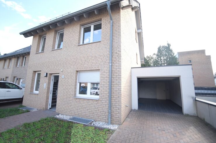 Großräumiges Wohnen auf 3 Etagen mit Garage und Grünfläche
